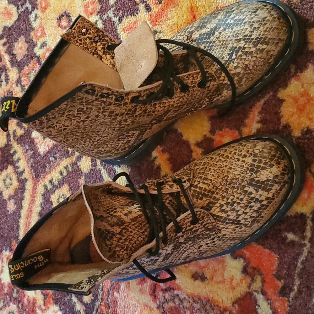 Dr Martens Snake print boots!
